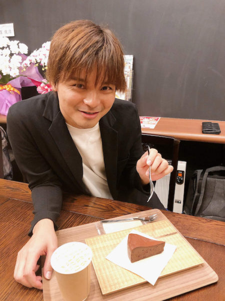 シロフクコーヒーとチョコレートケーキ